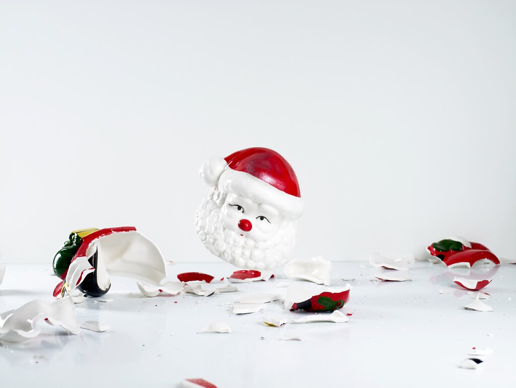 108091786-zerbrochener-porzellanweihnachtsmann-liegt-auf-dem-boden.jpg