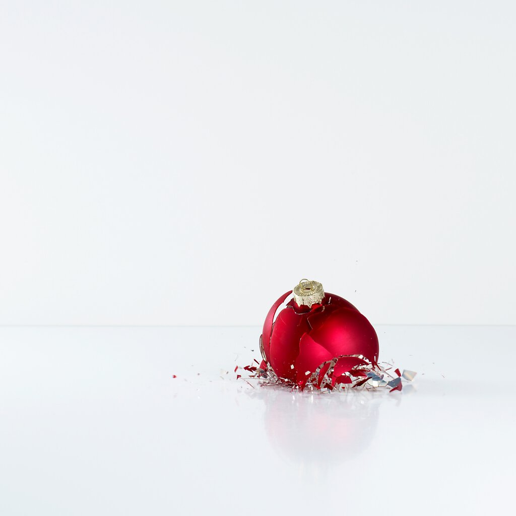 108091785-weihnachtsbaumkugel-die-auf-den-boden-faellt-und-zerbricht.jpg