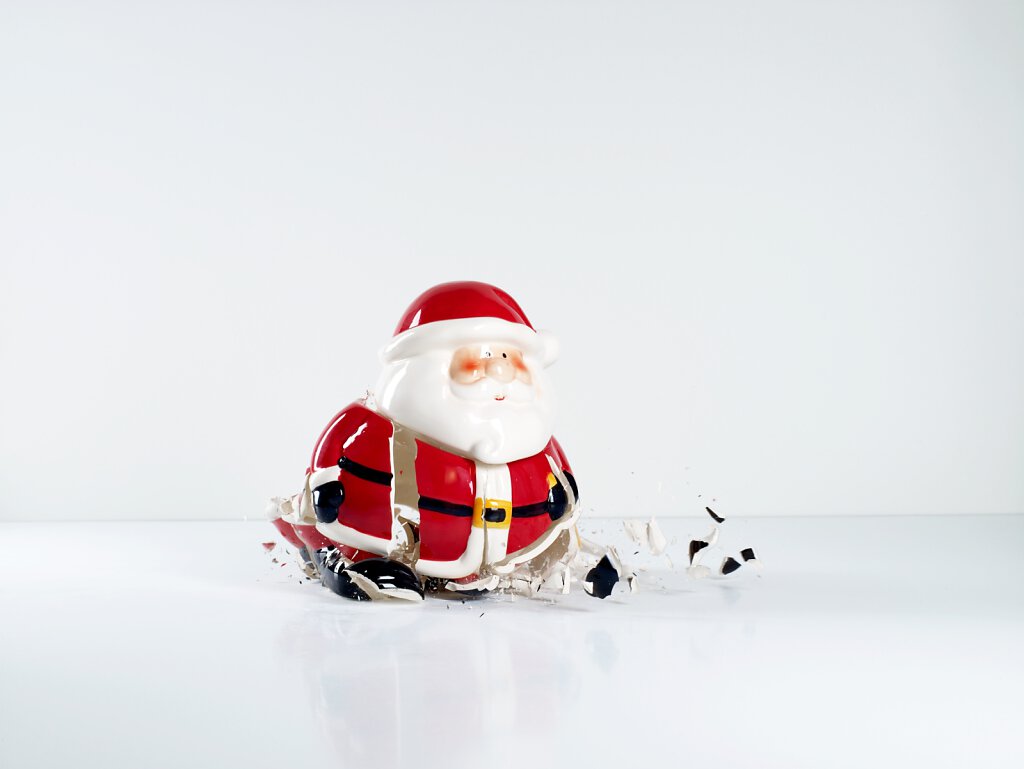 108091788-porzellanweihnachtsmann-der-auf-den-boden-faellt-und-zerbricht.jpg